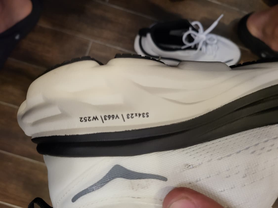 호카 흰색/검정 운동화 235 상품이미지2