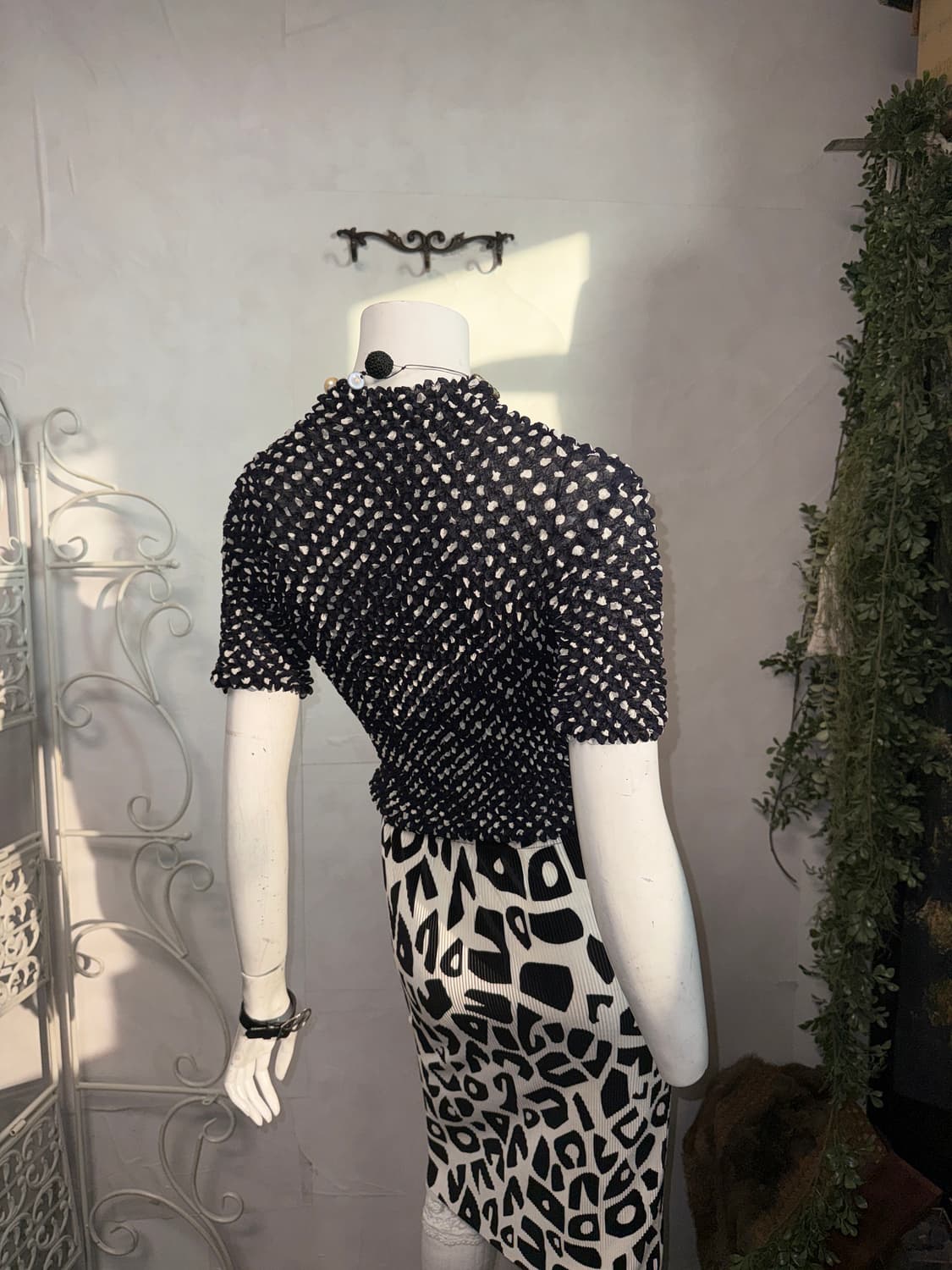 Black & white dot popcorn pleats top 상품이미지4