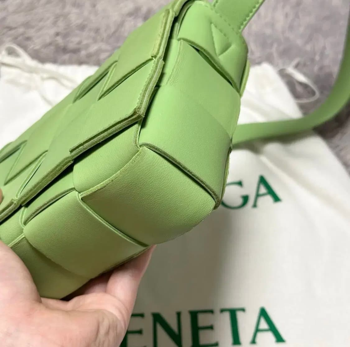 [풀구성] 보테가베네타 램스킨 카세트백 미듐 연두 상품이미지5