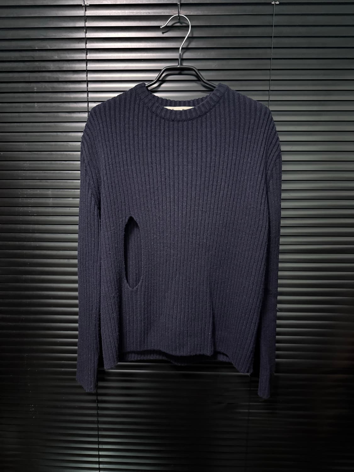 더오픈 프로덕트 YY 컷아웃 니트 스웨터 구멍 홀 디테일 네이비 남색 상품이미지7