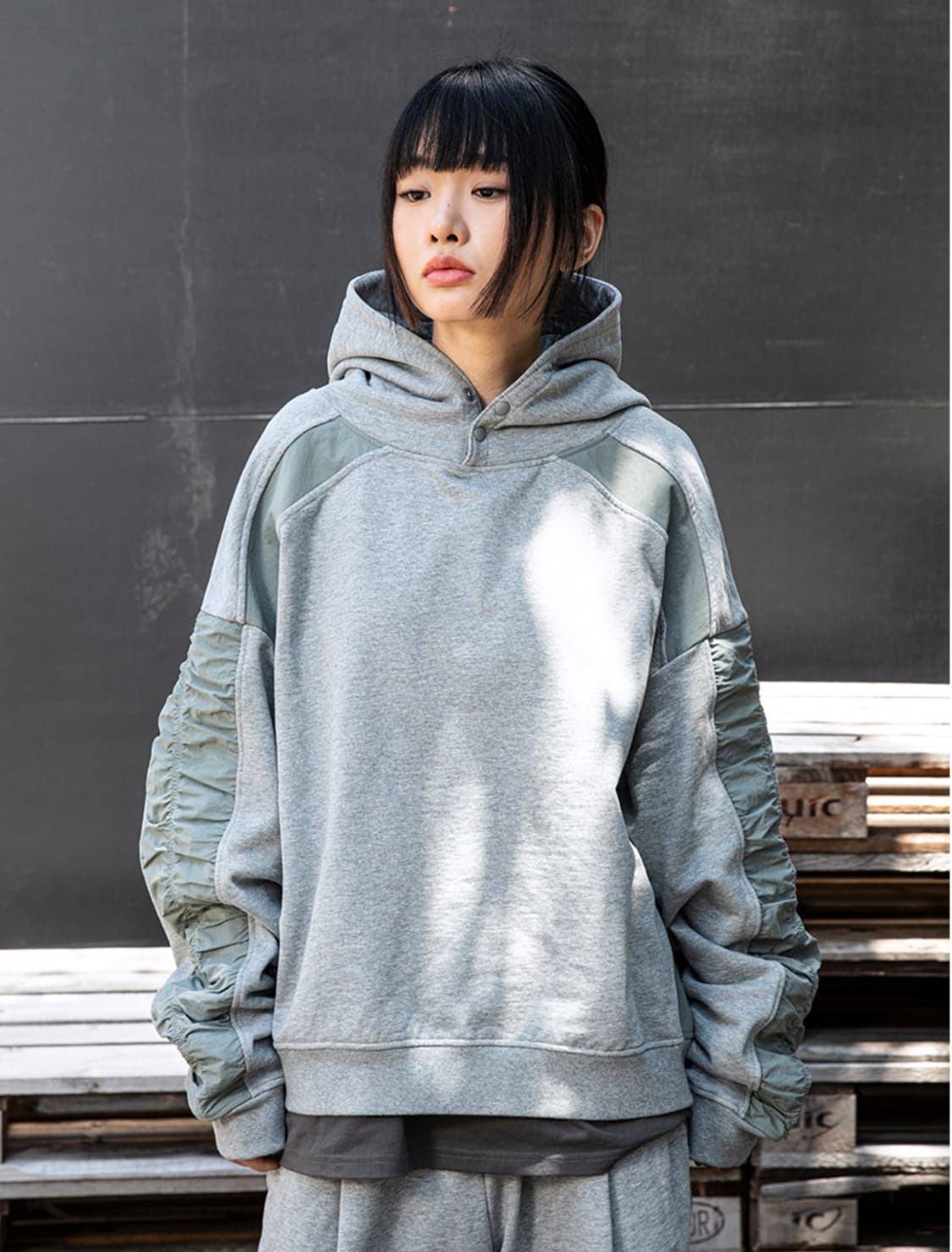 엑스톤즈(XTONZ) 루즈핏 셔링 후드티 상품이미지4