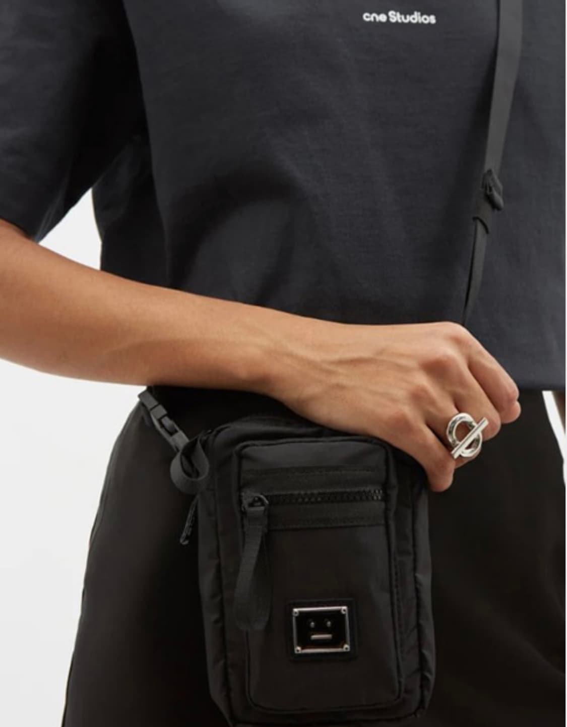 아크네 스튜디오 메탈 이모지 미니백 상품이미지1