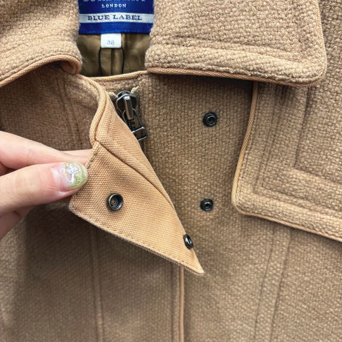 버버리 블루 라벨 카라넥 코트 배색 스냅 플랩 디테일 레귤러핏 베이지 상품이미지6