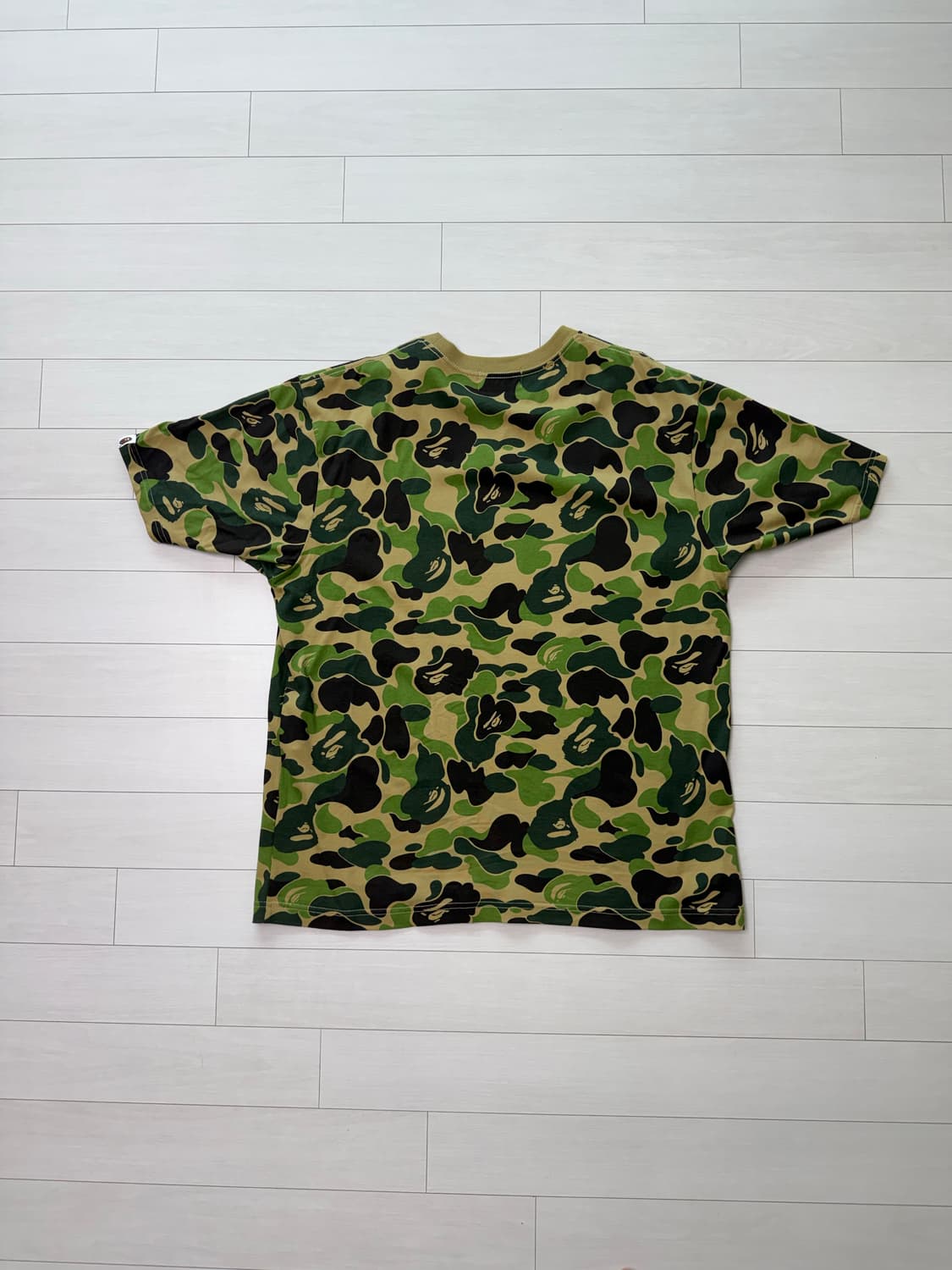 베이프(BAPE)의 ABC 카모 릴렉스드 핏 베이프 로고 티셔츠 아미 그 상품이미지3