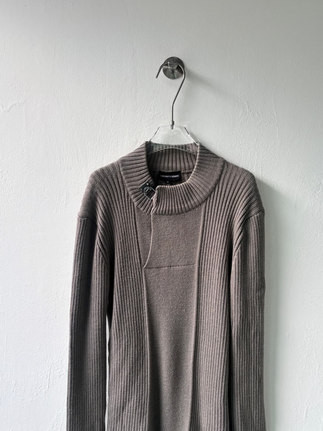 엠포리오 아르마니 후크 넥 스웨터 상품이미지3