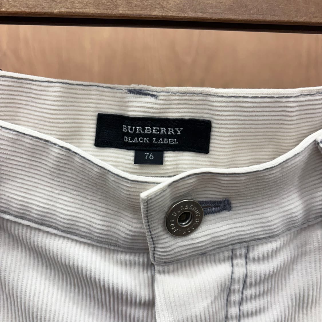 버버리 블랙 라벨 스트레이트 팬츠 골덴 스티치 가죽 패치 디테일 화이트 상품이미지8