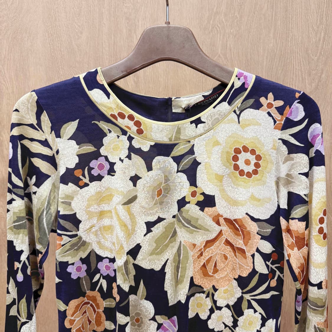 레오나드 긴팔 티셔츠 플라워 패턴 디테일 네이비 베이스 멀티컬러 상품이미지4