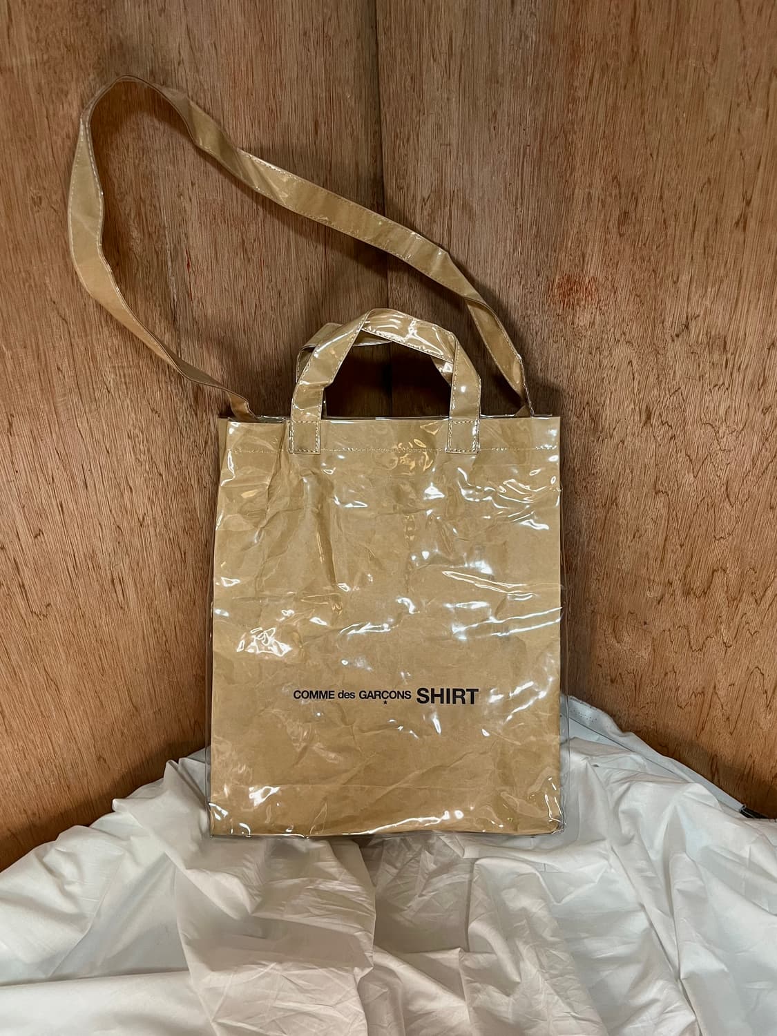 꼼데가르송 서츠 PVC 크래프트 페이퍼 크로스백 상품이미지1