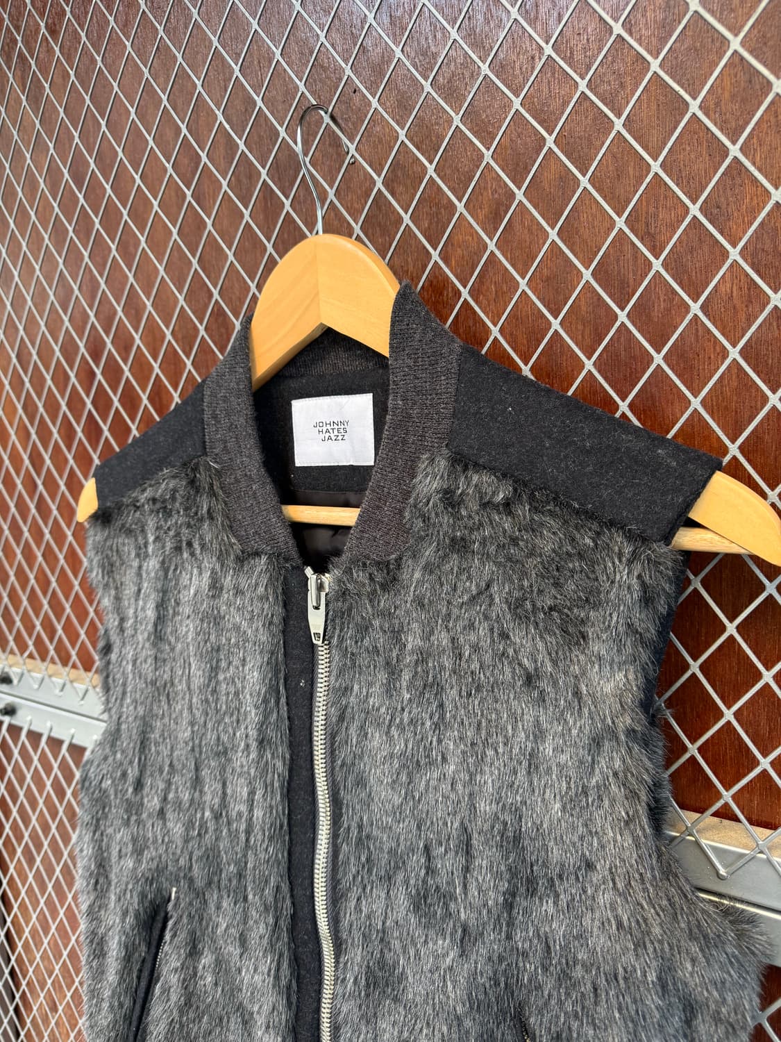 Johnny hates Jazz 쟈니헤잇재즈 퍼 트리밍 모직 집업 베스트 상품이미지3