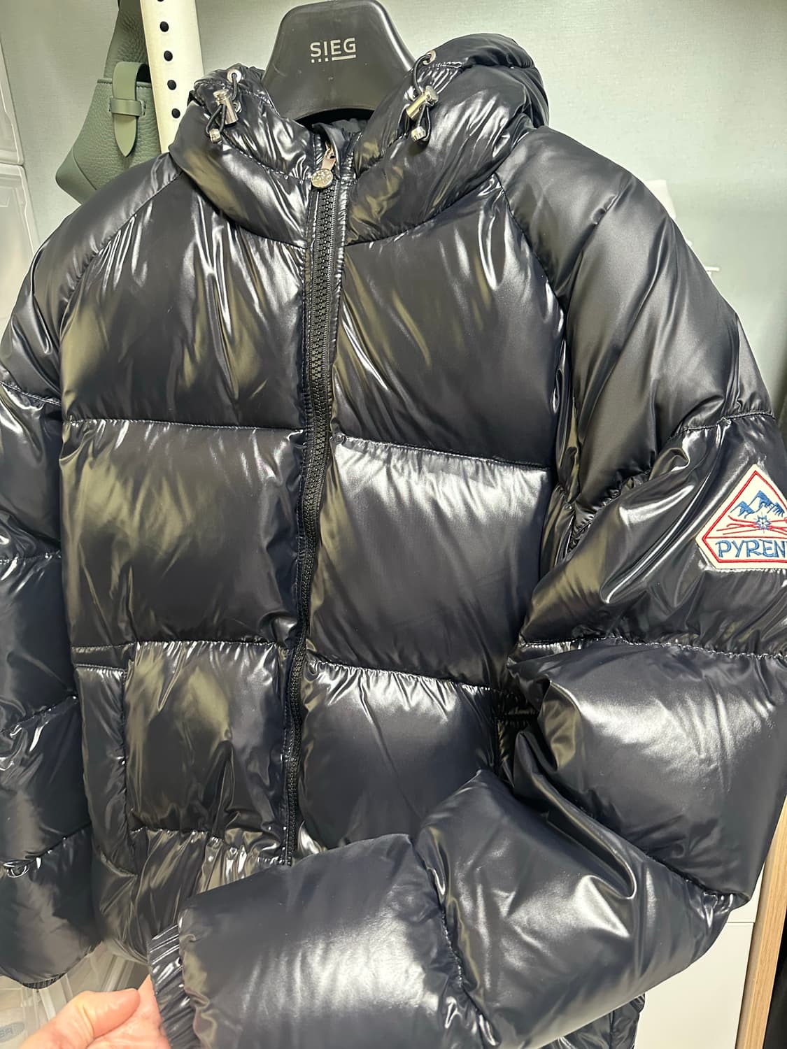 피레넥스 구스다운 유광블랙패딩 L사이즈 1회착 상품이미지3