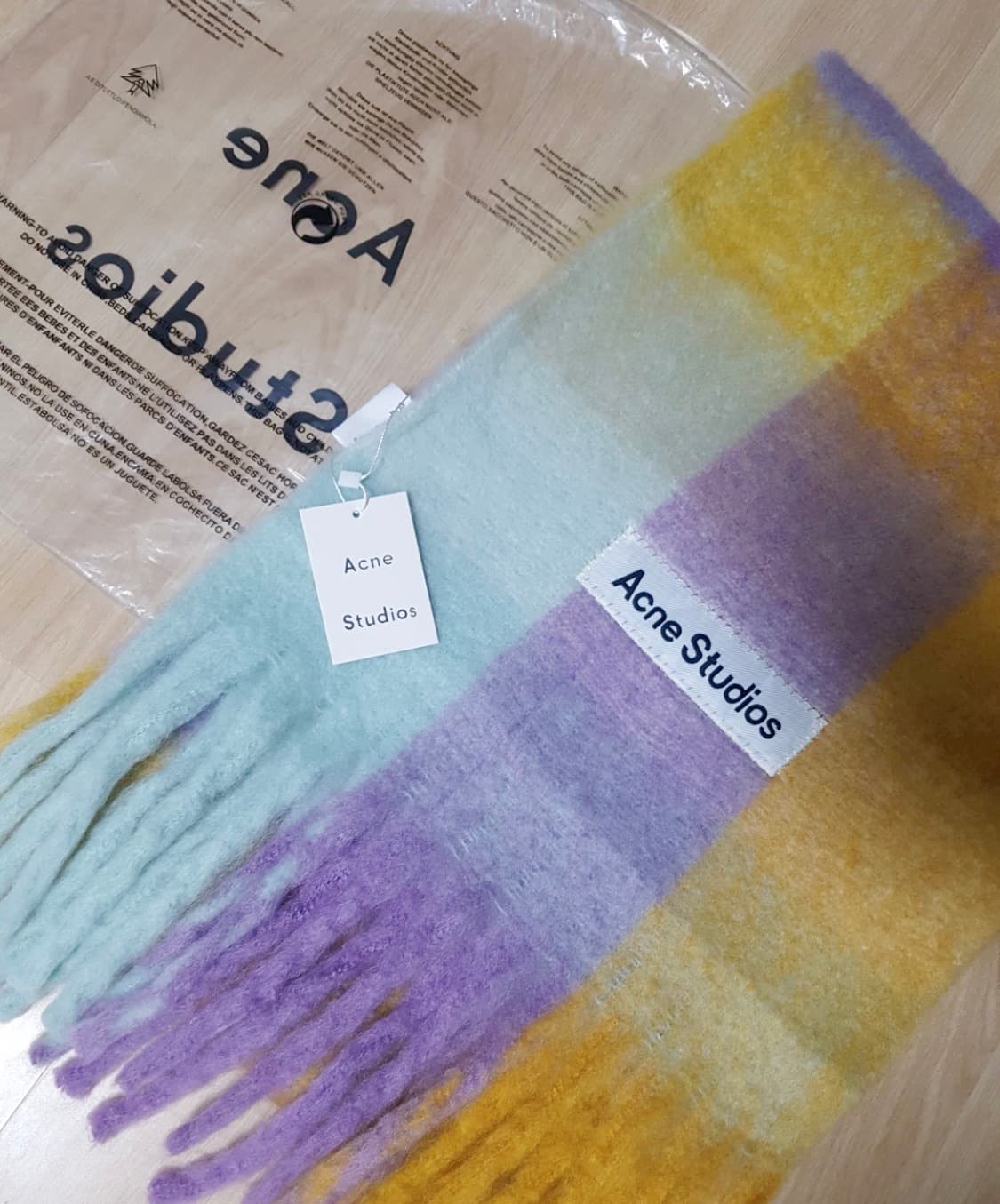 아크네그튜디오 머플러 미착용 상품이미지1