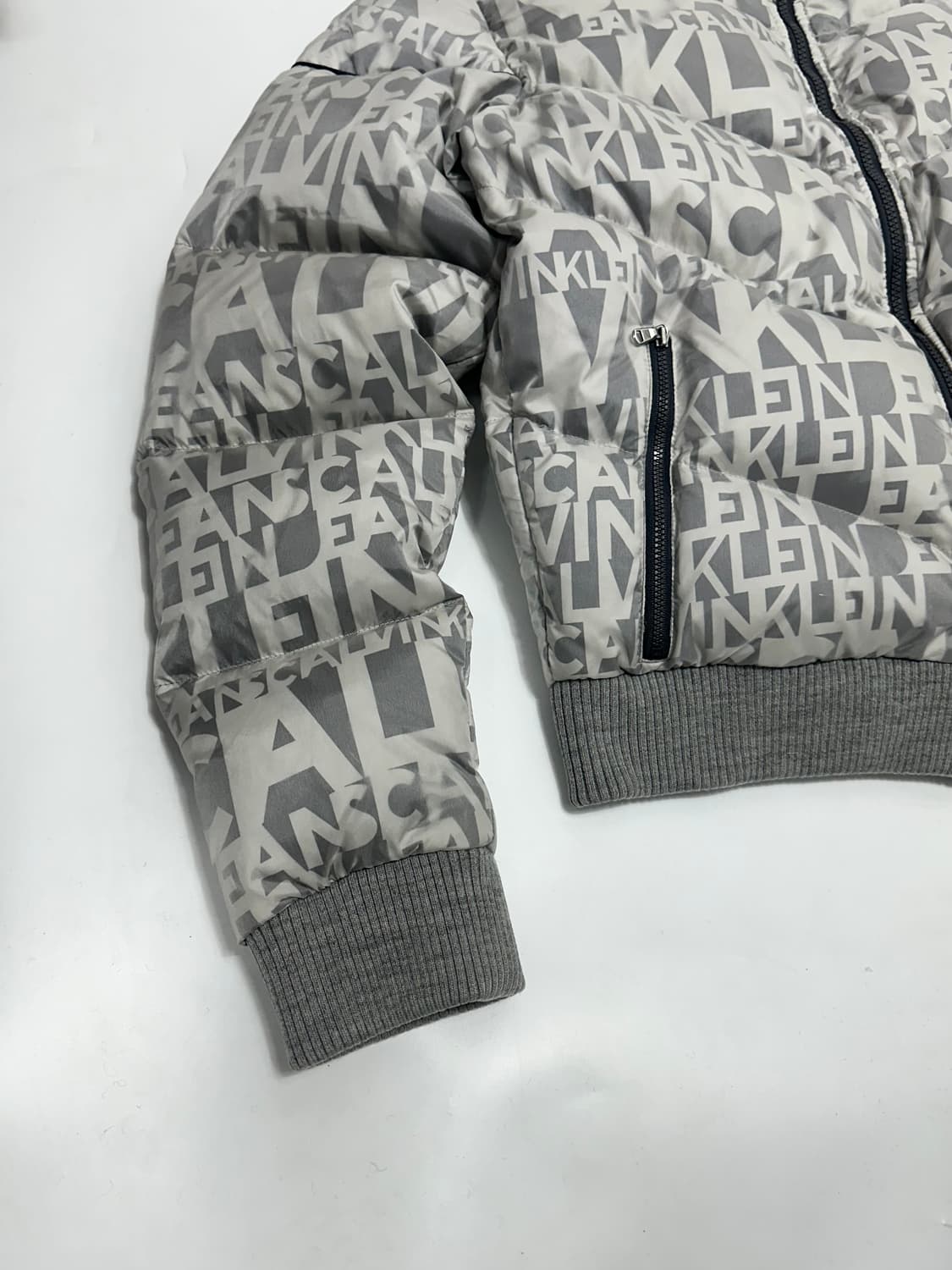 캘빈클라인 진스 00s 레터링 덕다운 패딩 상품이미지5