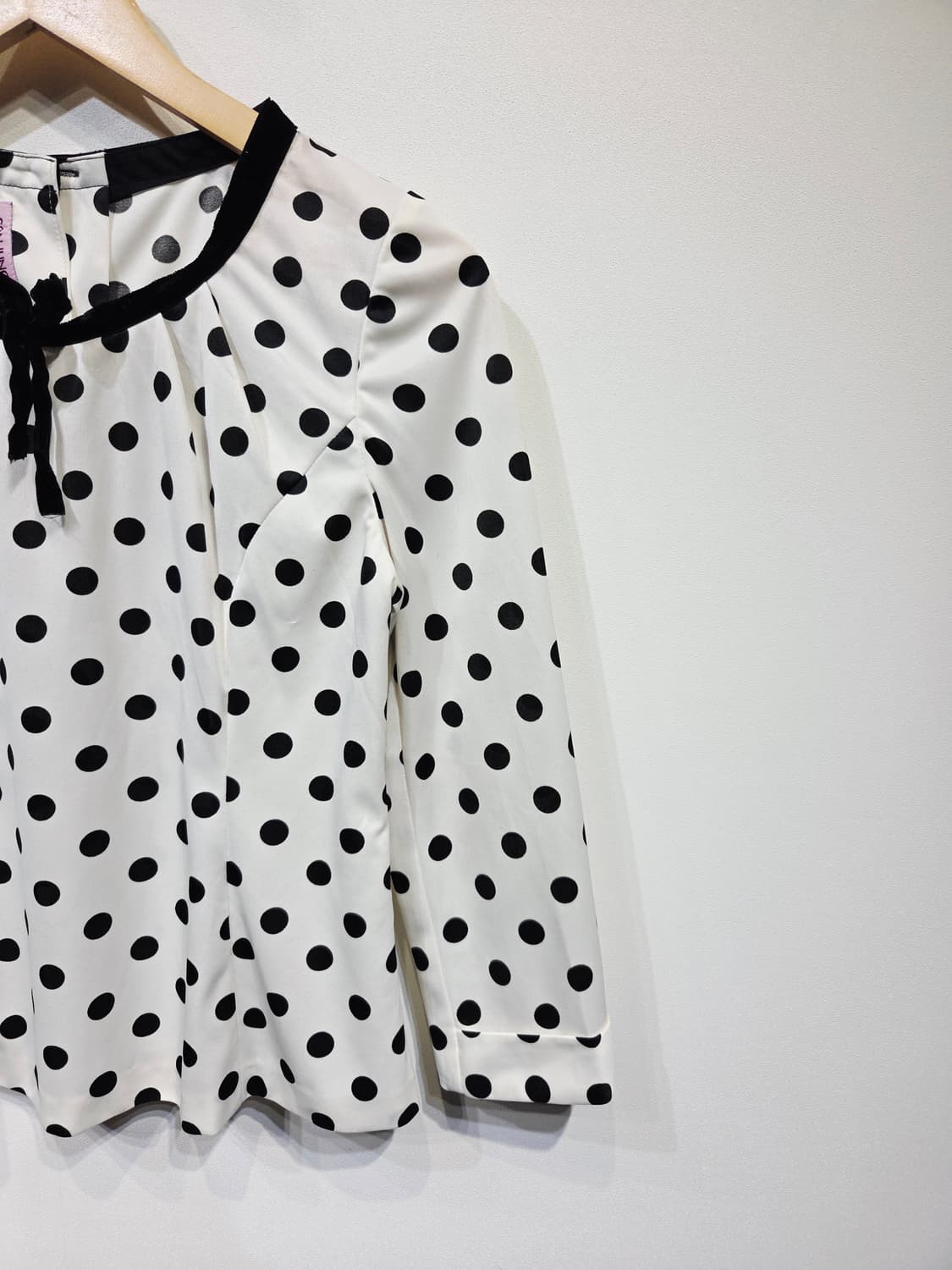 손정완(SON JUNG WAN) 도트 패턴 리본 넥 블라우스 상품이미지4