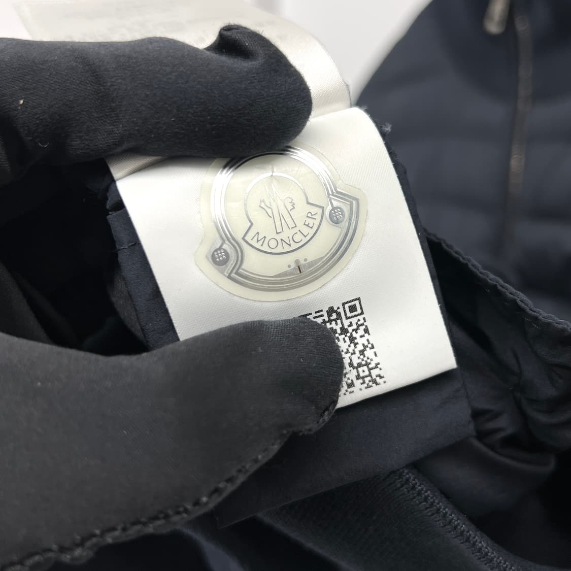 [M사이즈] 몽클레어 와펜 트리콧 니트패딩 네이비 상품이미지8