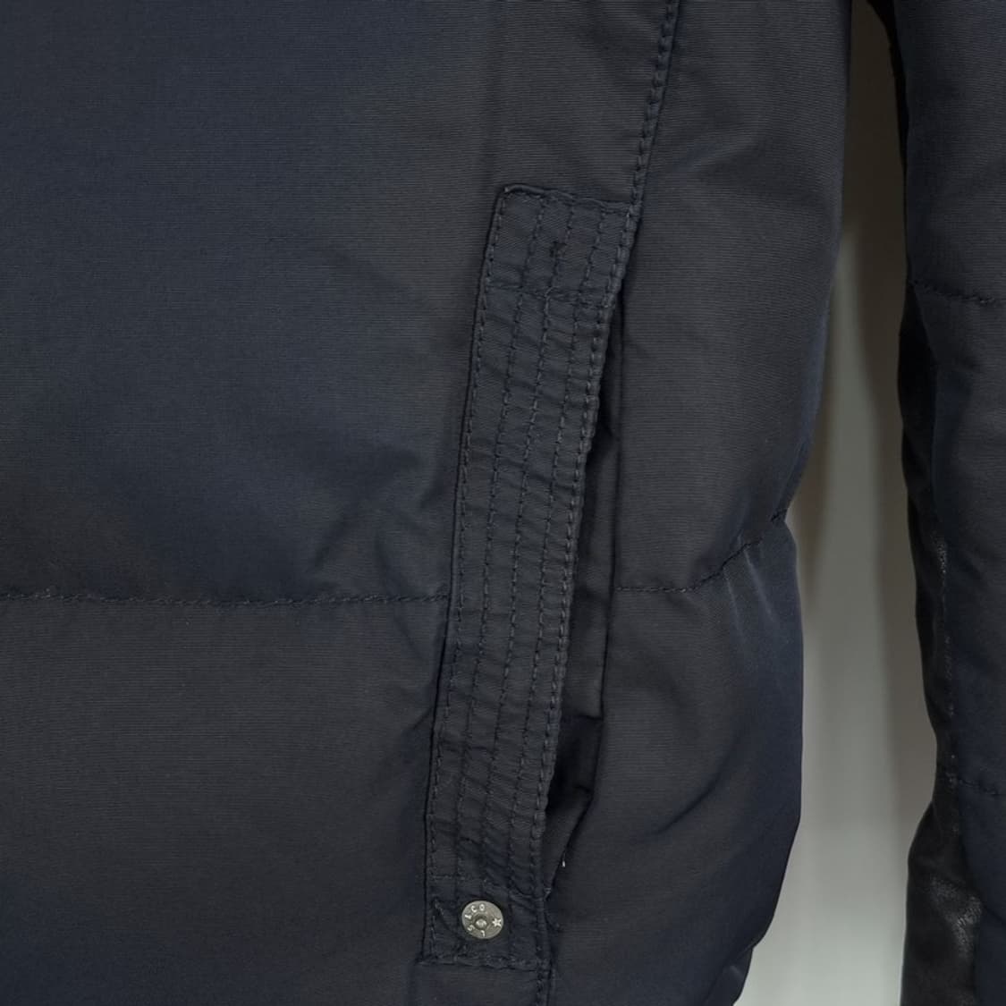 [LEVI'S] 리바이스 레더 패치 덕다운 숏 패딩 네이비 상품이미지10