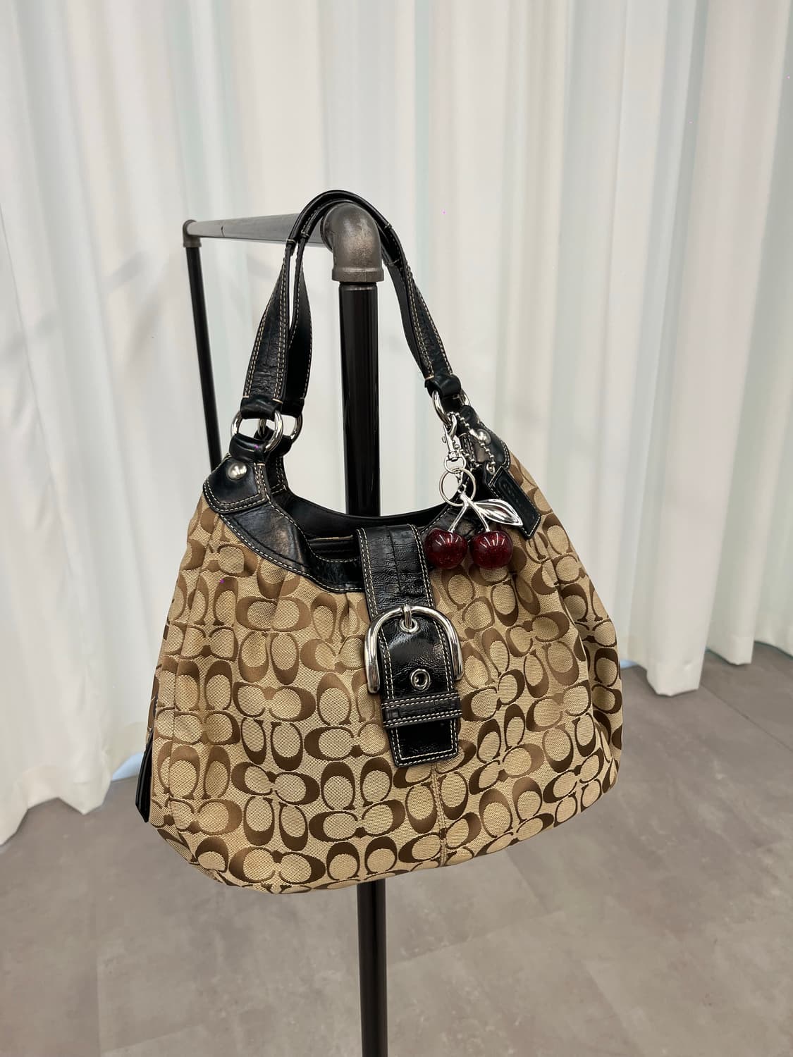 Coach beige big hobo bag 상품이미지1