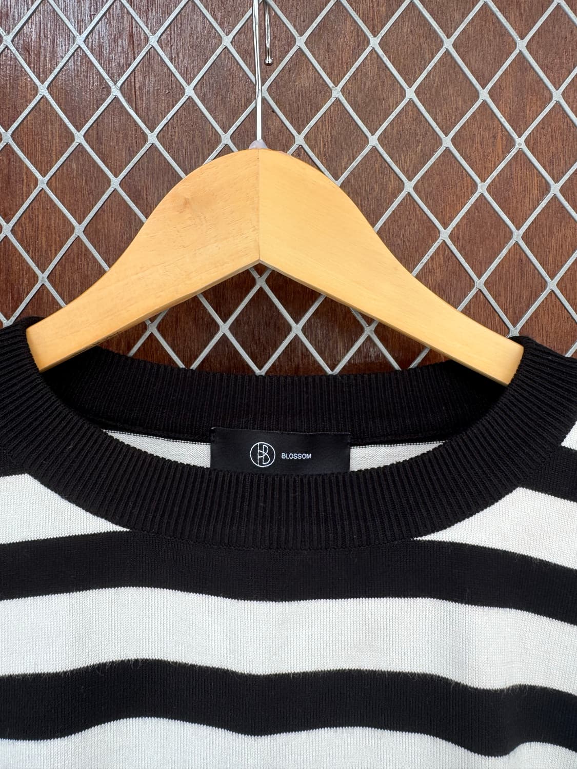 블러썸에이치컴퍼니 스트라이프 패턴 라운드 니트 S 상품이미지5