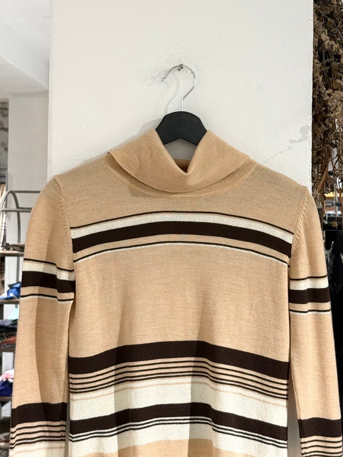 꾸레쥬 베이지 스트라이프 터틀넥 니트 스웨터  상품이미지4