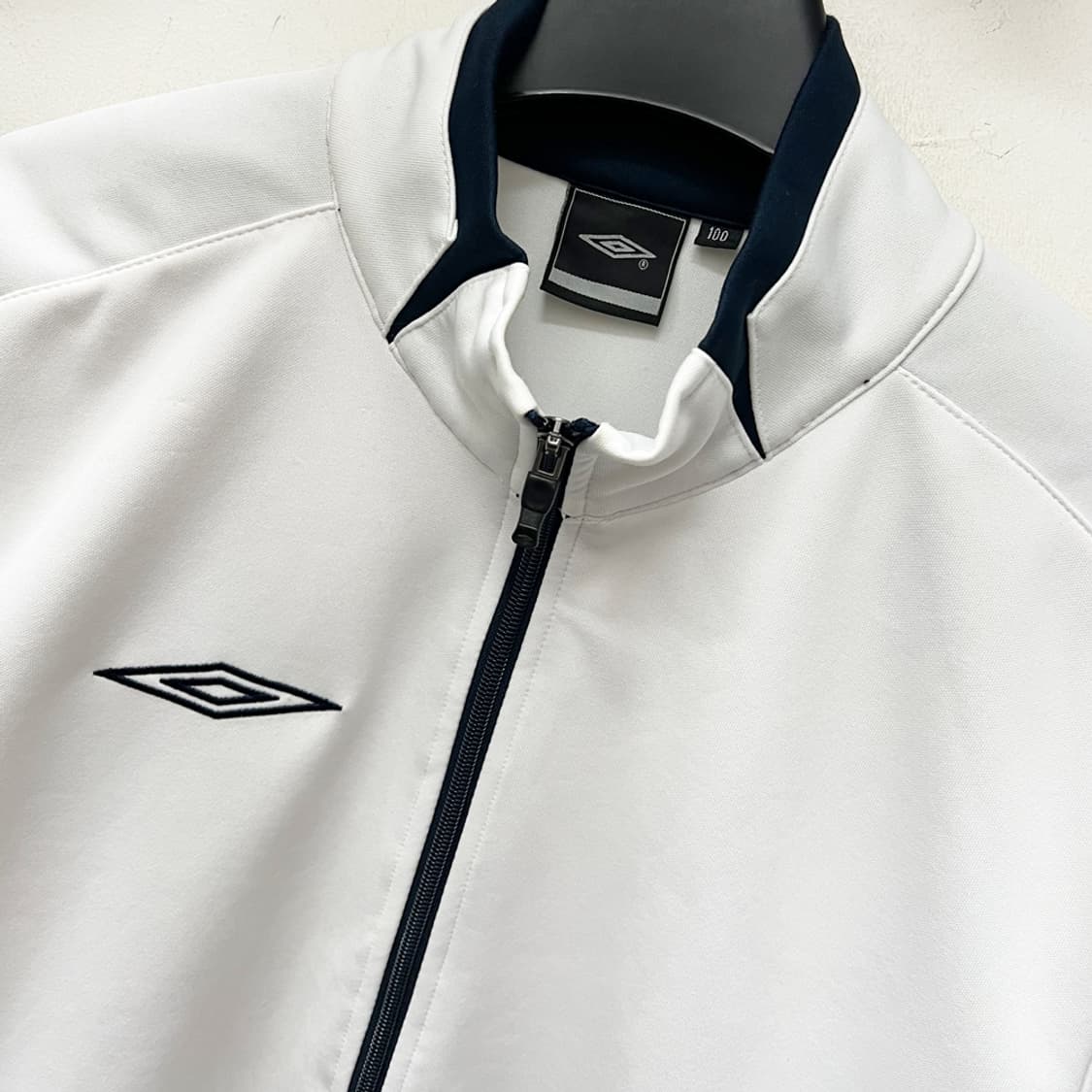 엄브로 화이트 컬러 백로고 트레이닝 져지 100 상품이미지4
