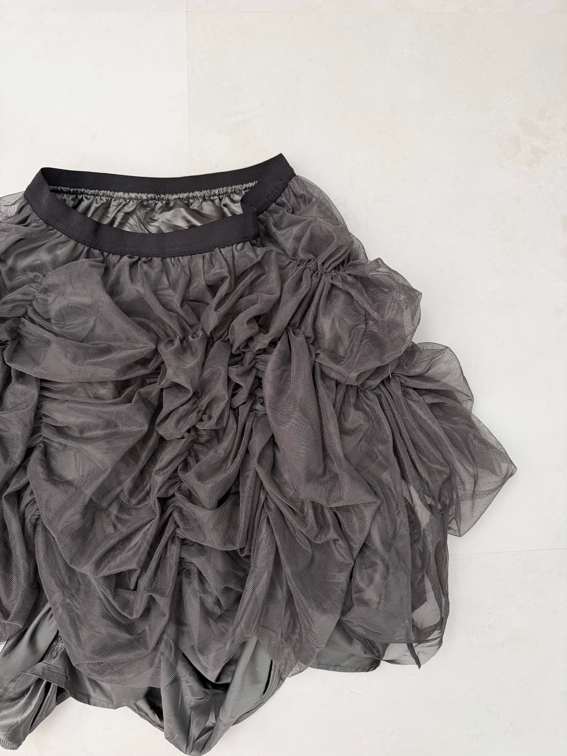 차콜 시스루 셔링 미디 스커트  상품이미지5