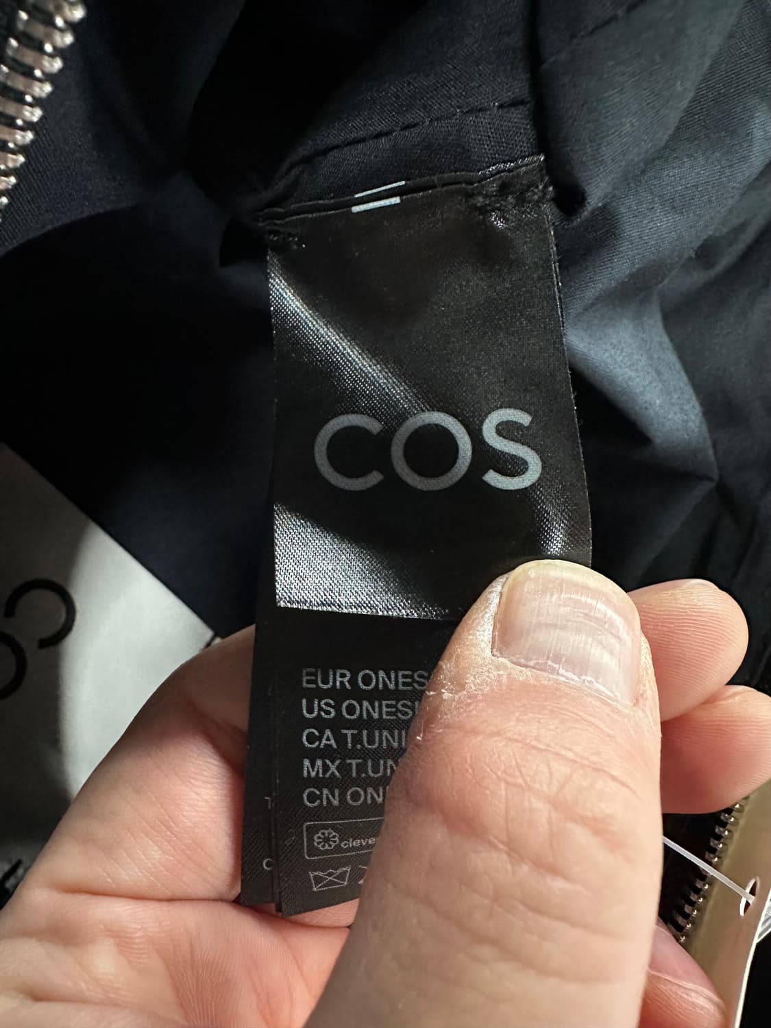 👜 COS 하이 샤인 크로스바디 백 – 네이비 상품이미지5