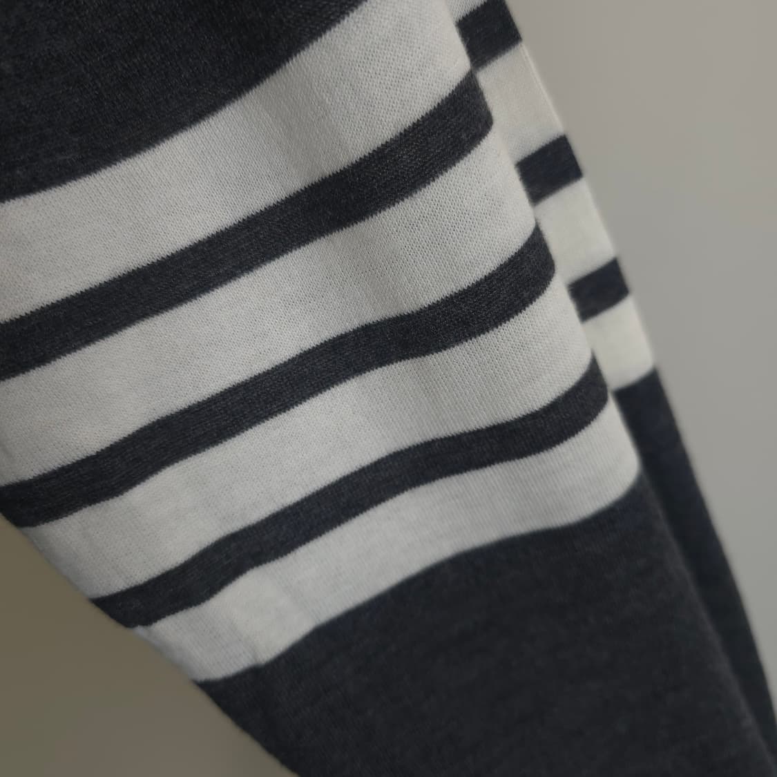 [중고/정품] 톰브라운 메리노 울 사선 완장 가디건 상품이미지5