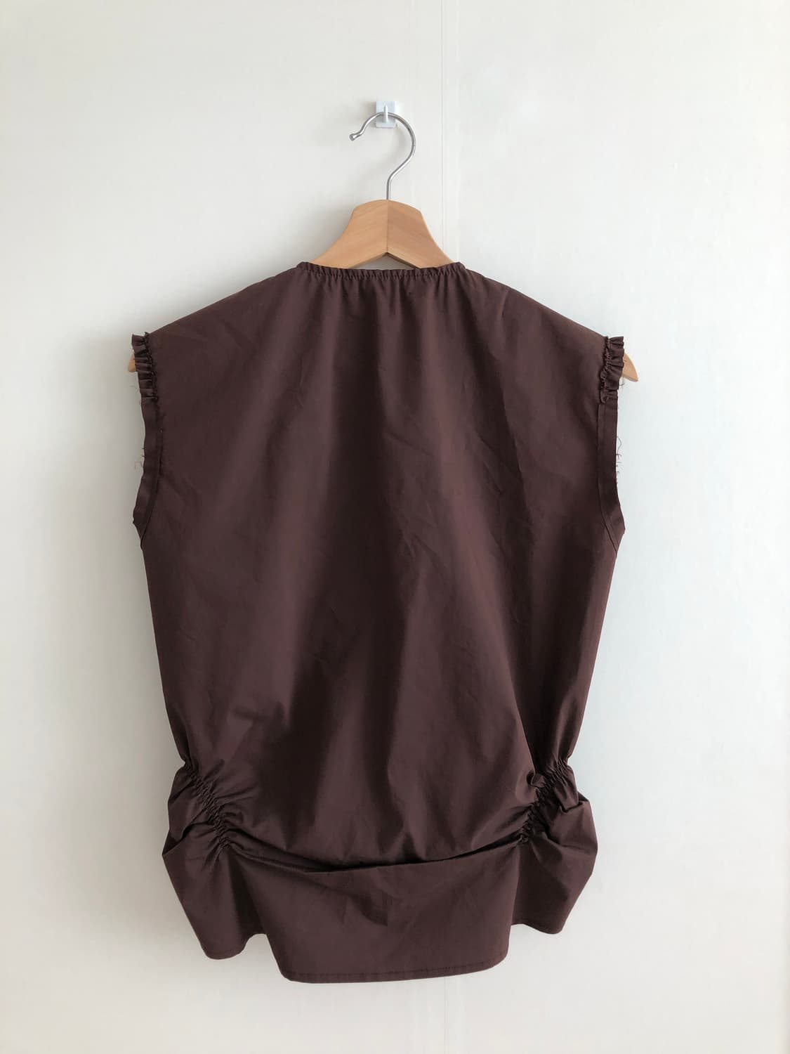 로우클래식 슬리브리스 블라우스 브라운 상품이미지2