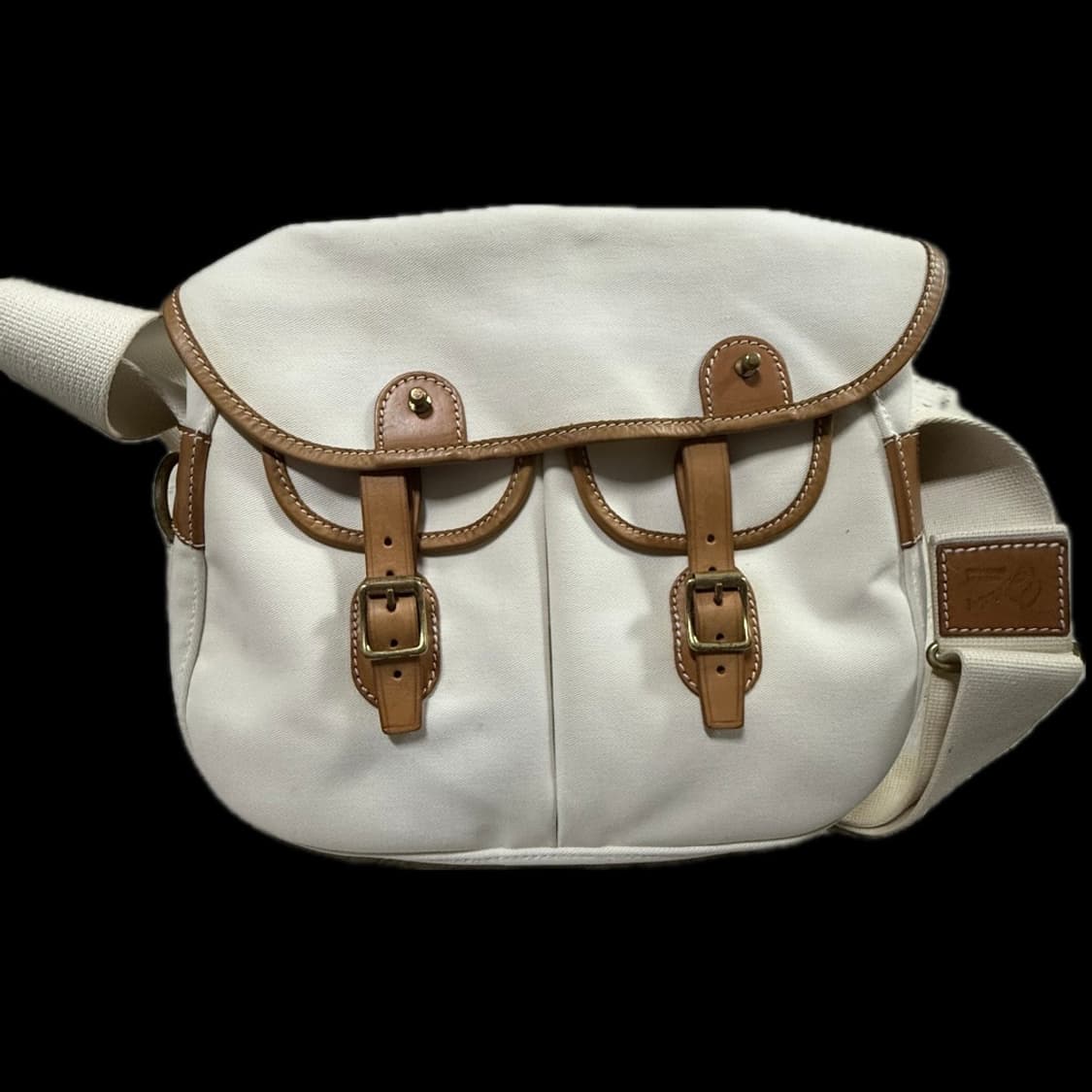 브래디백 아리엘 오프화이트 메신저백 L 상품이미지1