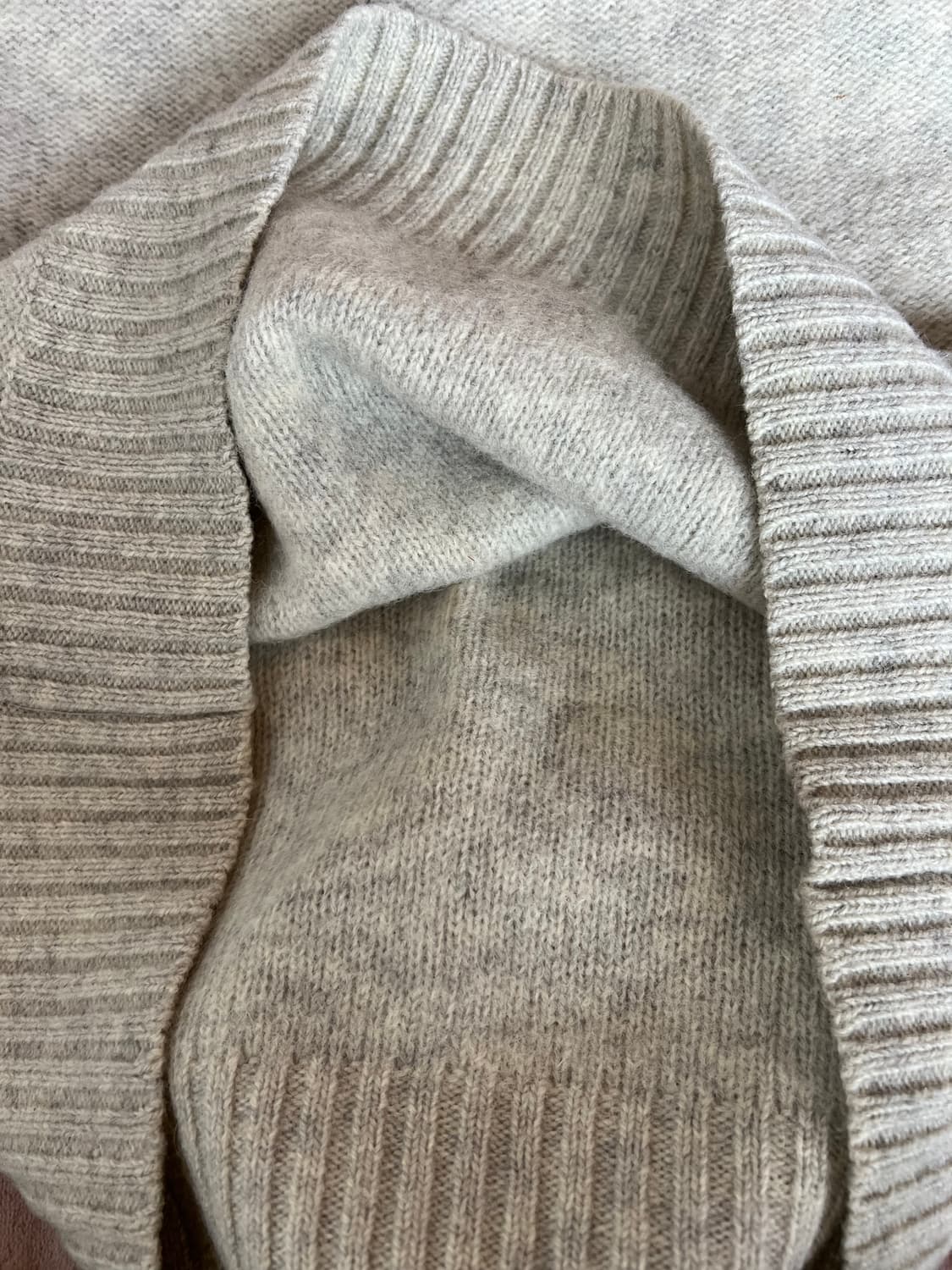 유니클로 남성 라이트그레이 라운드울니트  상품이미지5