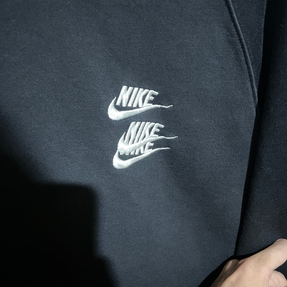 (XXL) 나이키 트리플 스우시 월드투어 자수 맨투맨 스웻셔츠 상품이미지2