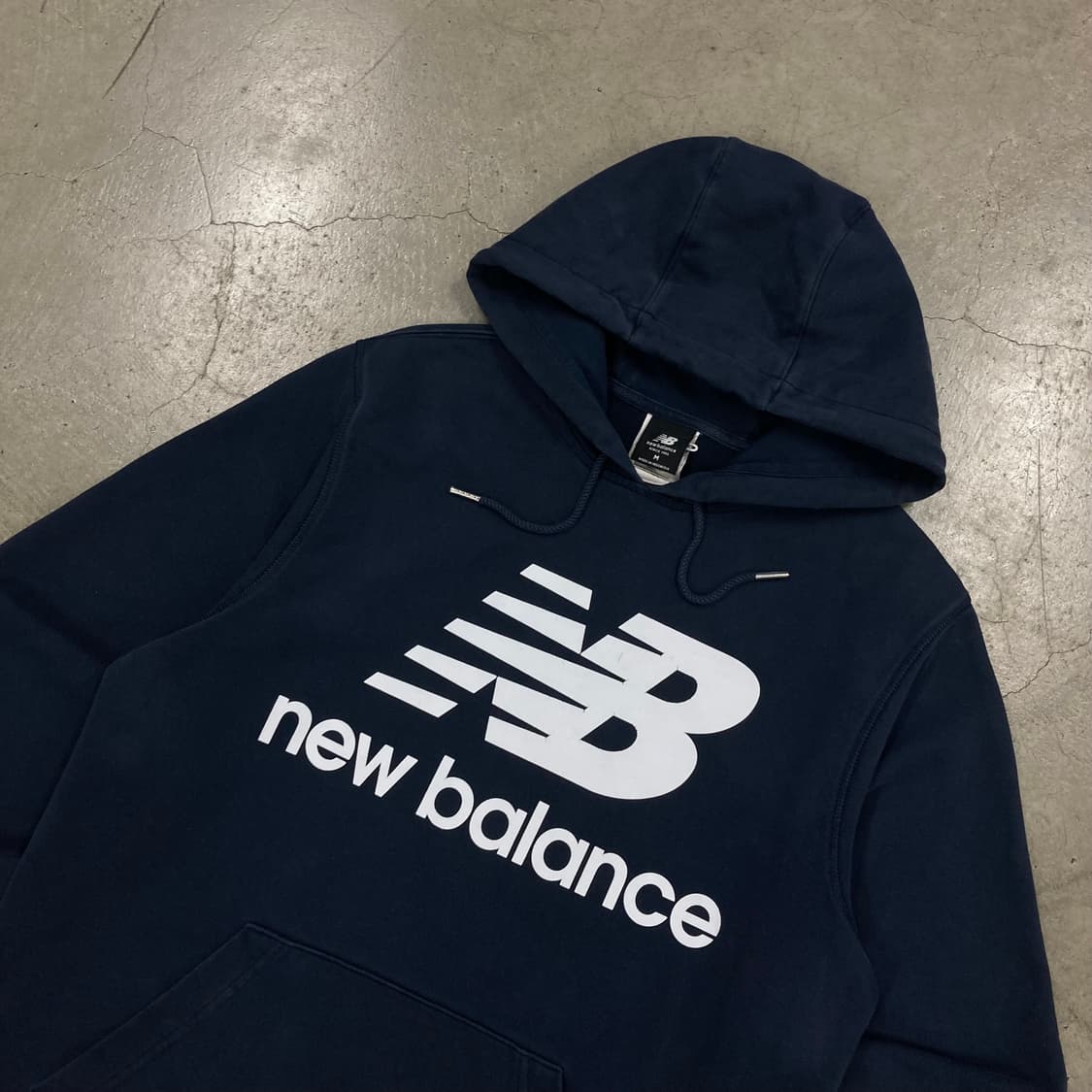 뉴발란스 네이비 컬러 빅로고 후드티 상품이미지2
