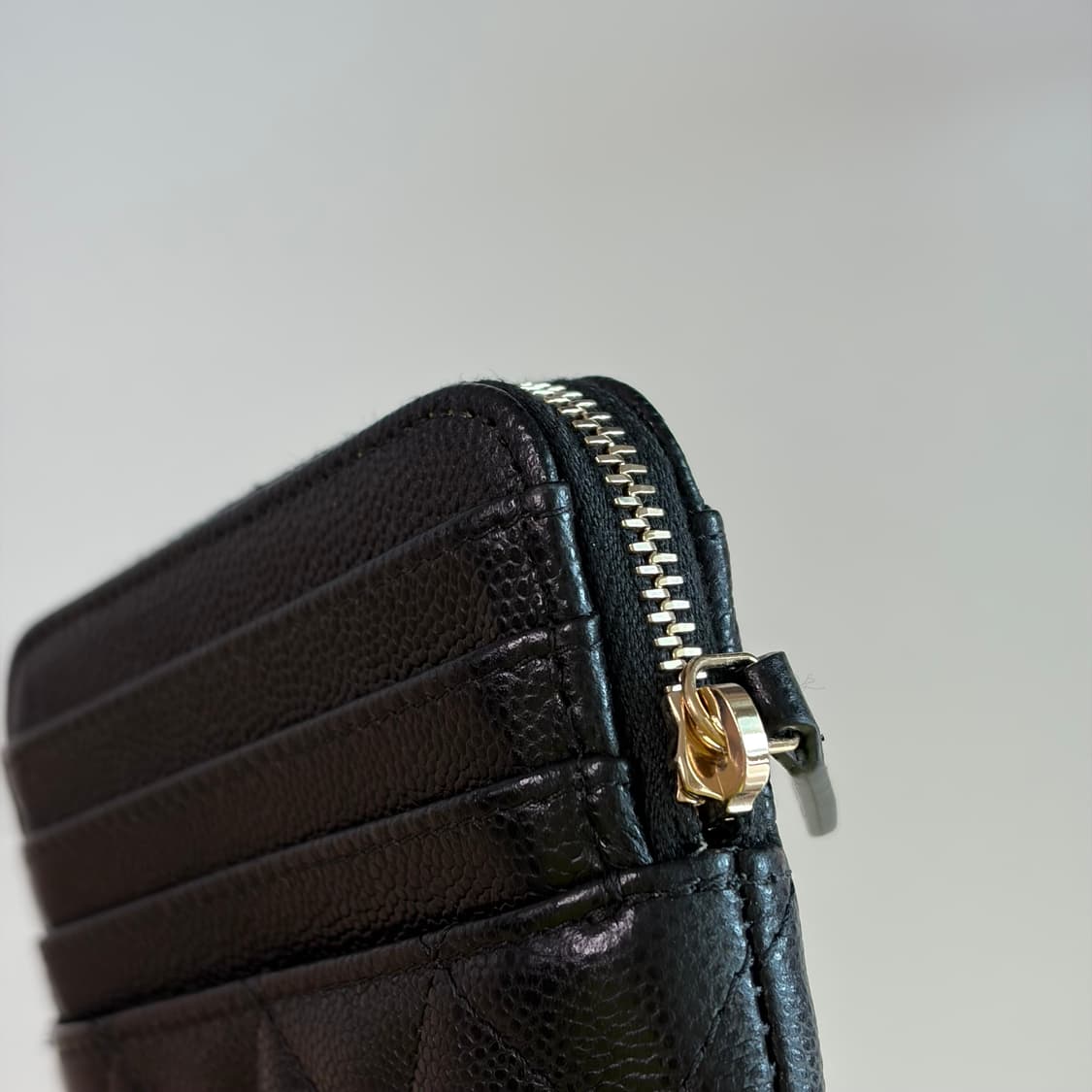 샤넬 클래식 지퍼 코인 카드 홀더 그레인드 샤이니 카프스킨 & 골드 메탈 상품이미지4