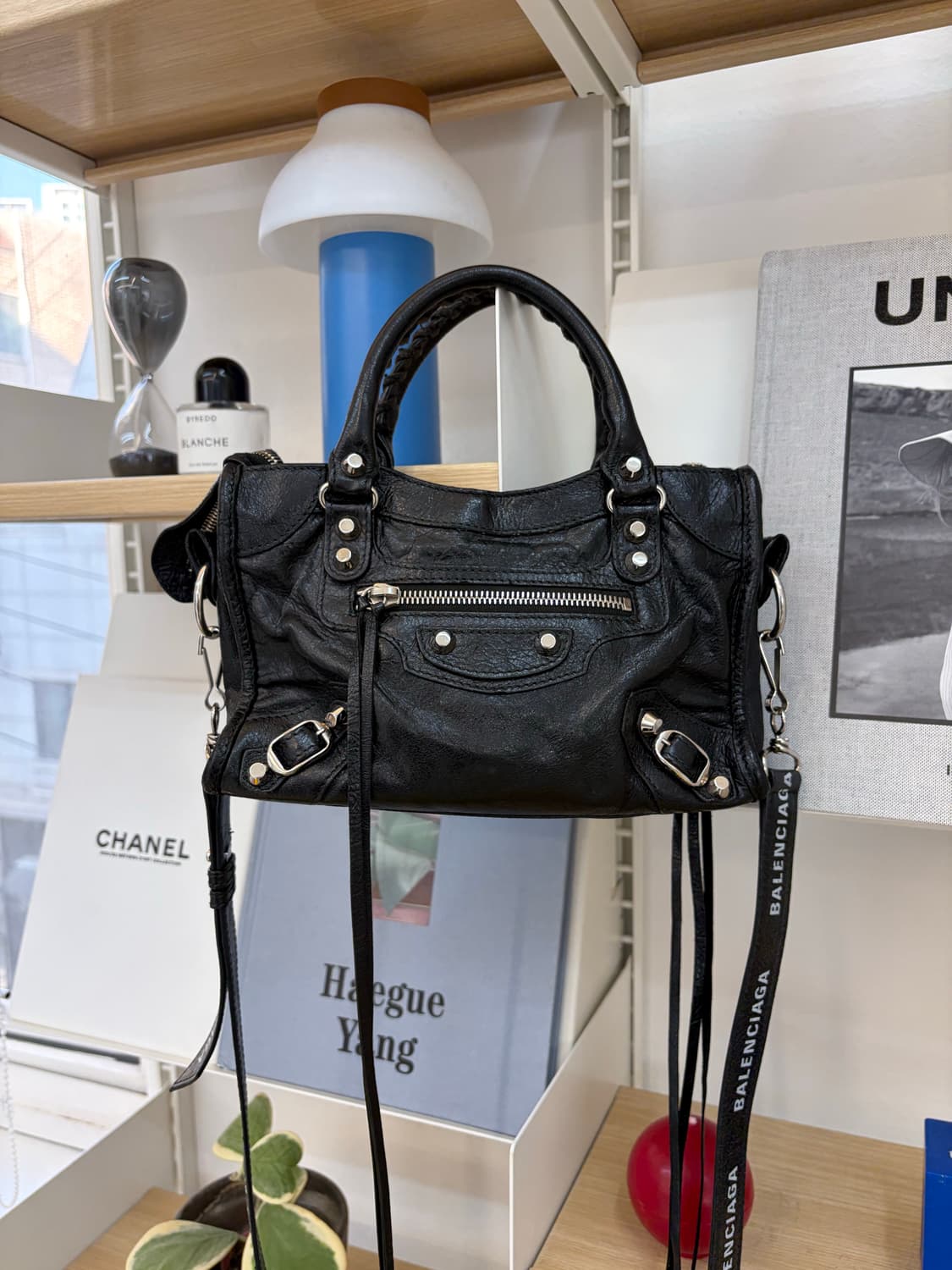 [A 정품] 발렌시아가 시티 모터백 미니 블랙 로고스트랩 상품이미지6