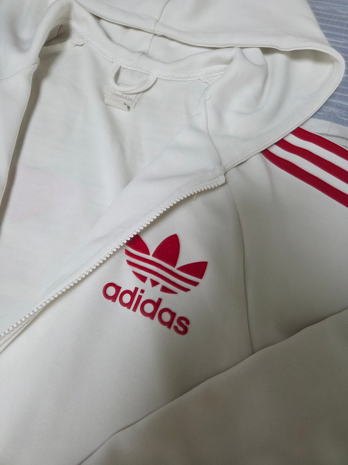 아디다스 대대장 흰빨후드플락 상품이미지4