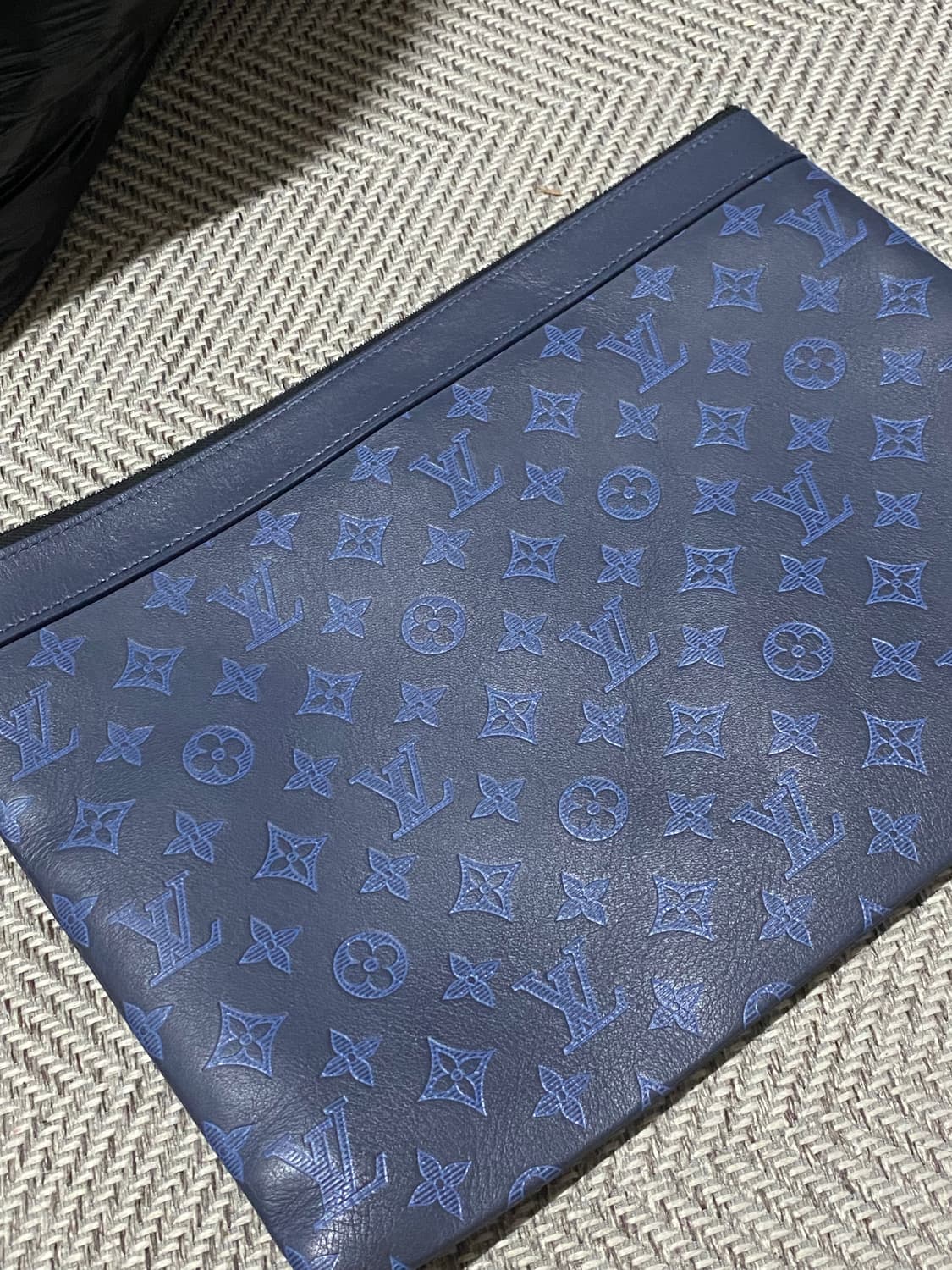 루이비통 이클립스 쉐도우 포쉐트 디스커버리 클러치 네이비 상품이미지5