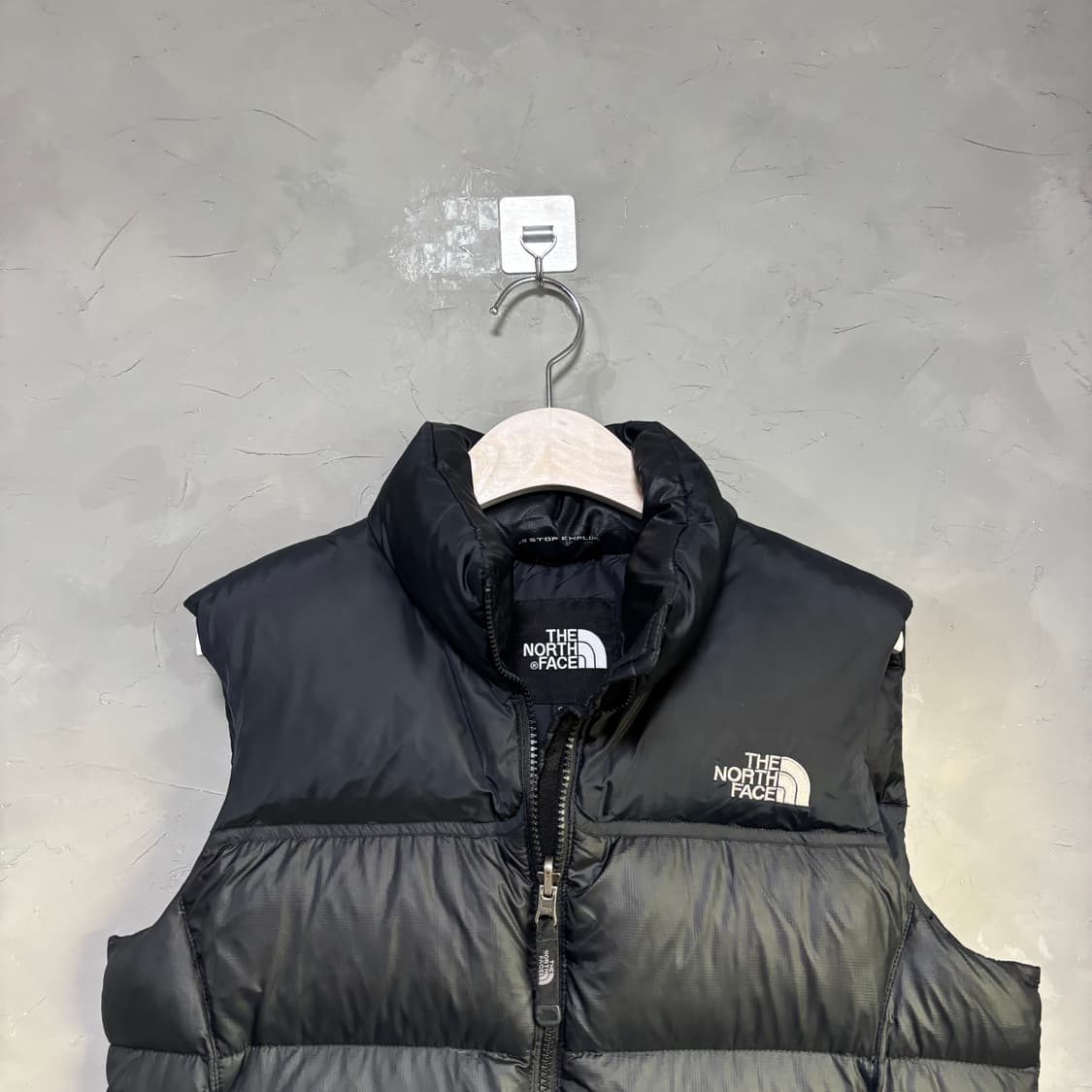 노스페이스 700 눕시 구스다운 패딩조끼 블랙 상품이미지2