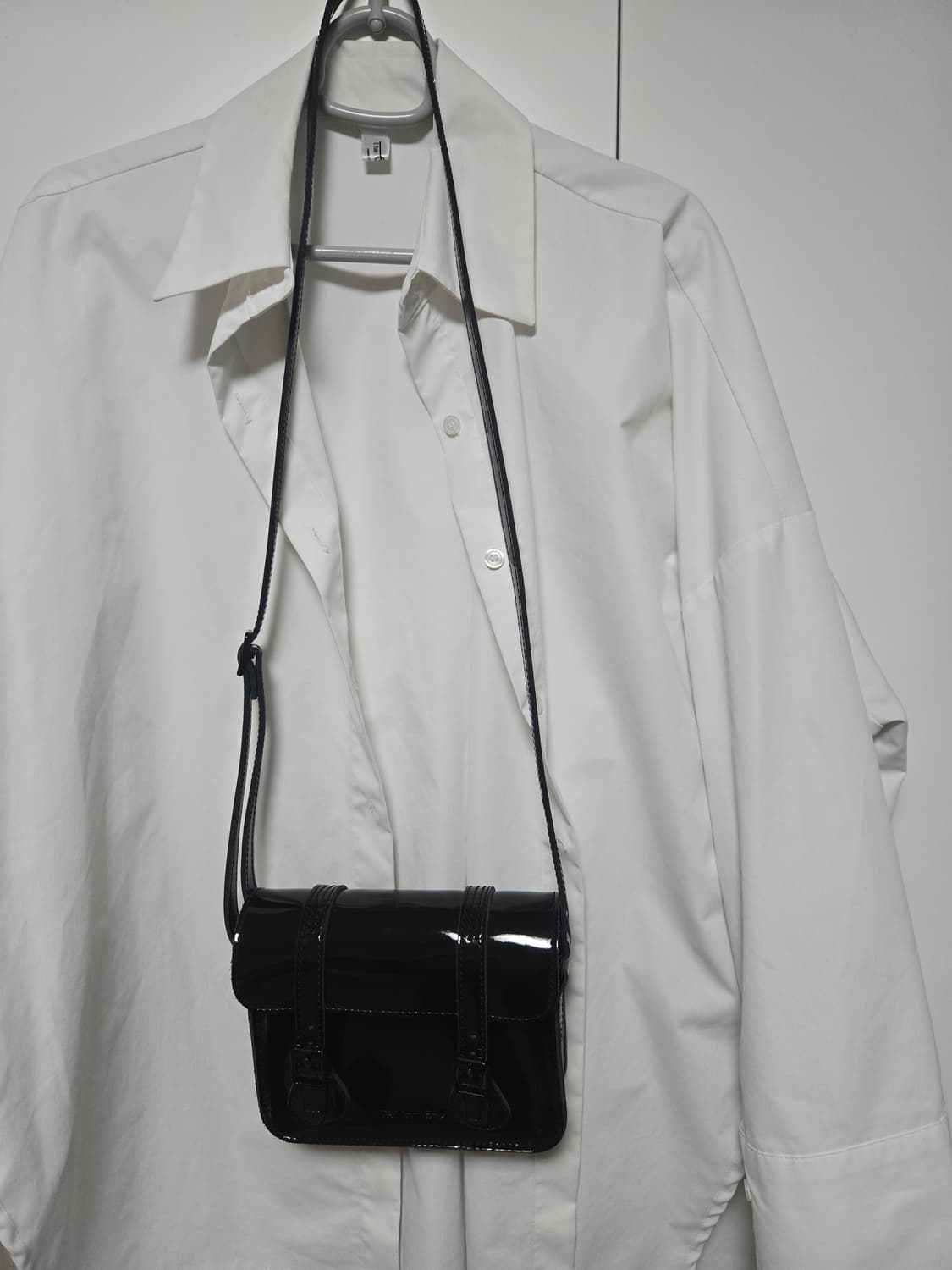 닥터마틴 7인치 올블랙 페이턴트 사첼백 상품이미지5