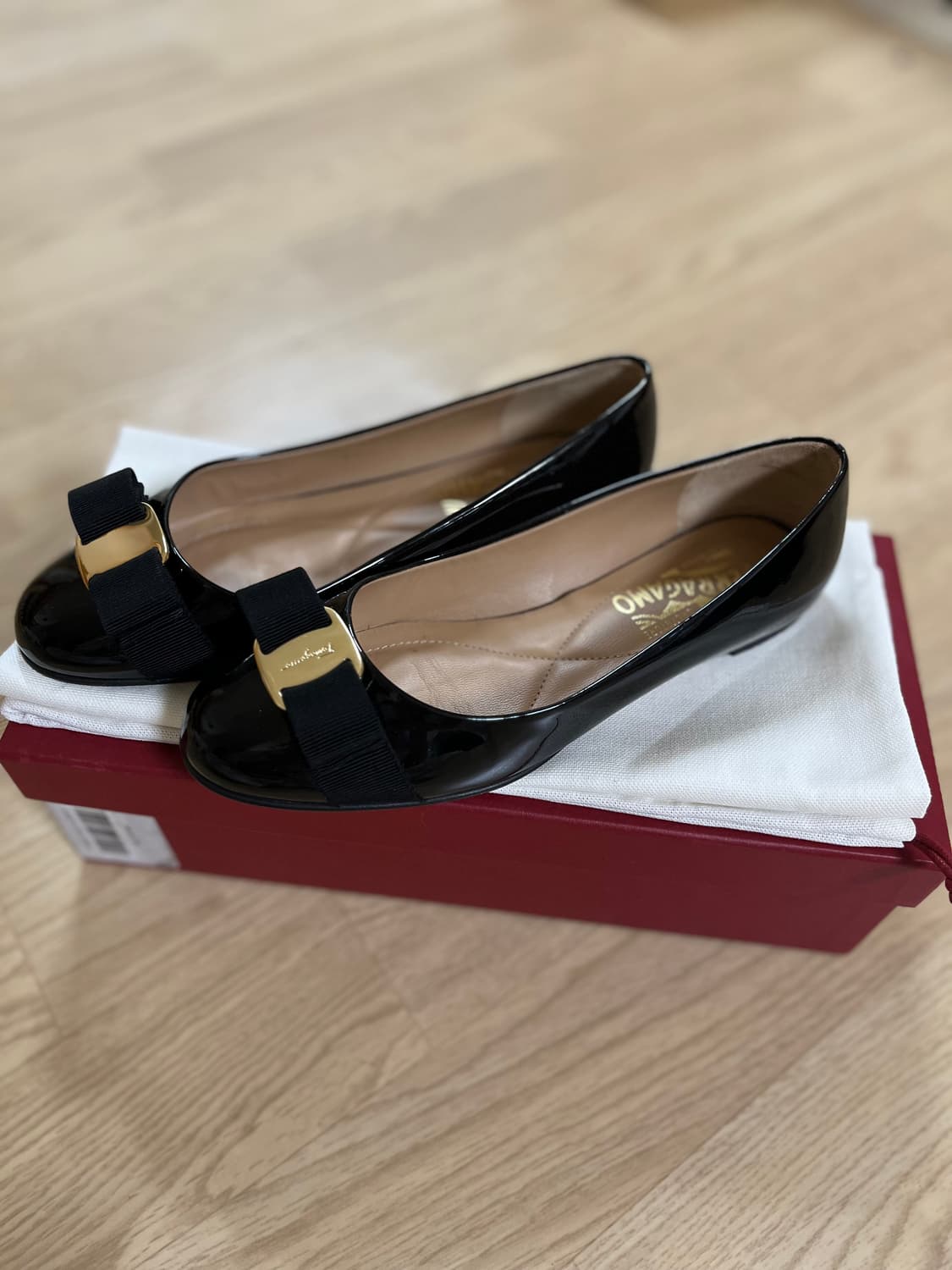 페라가모 바리나 플랫슈즈 블랙 230 유광 상품이미지1