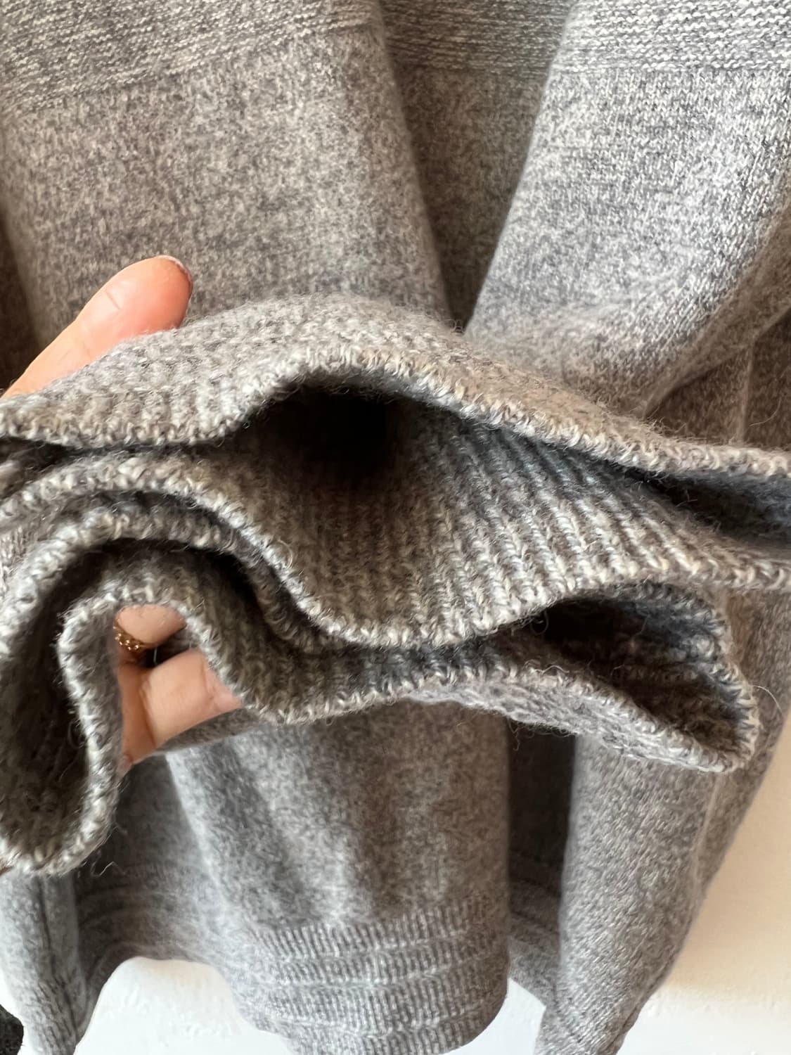 헤지스 남성 그레이 라운드울니트

 상품이미지4