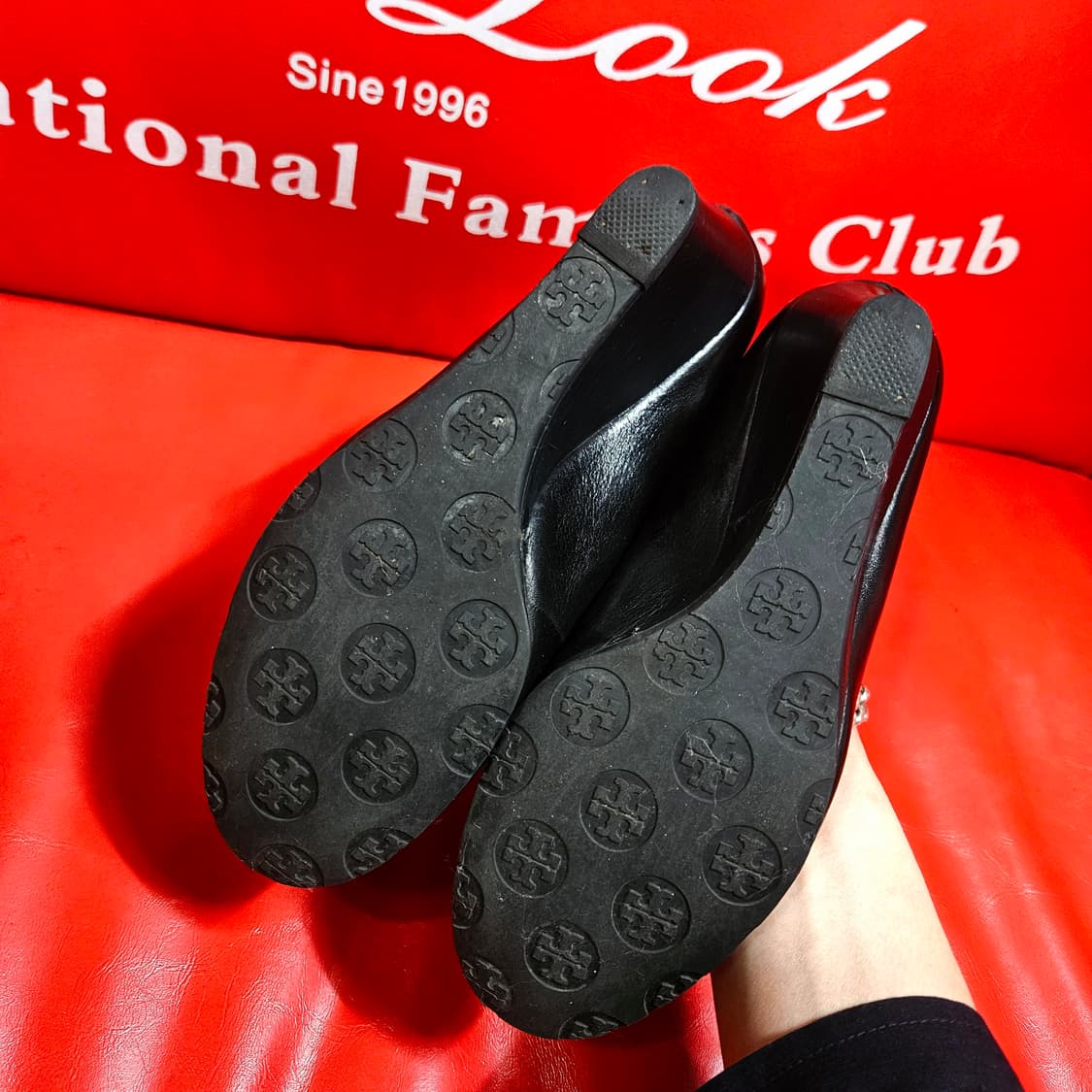 토리버치 시그니쳐 로고 가죽 웨지힐 6.5size(235) 상품이미지7