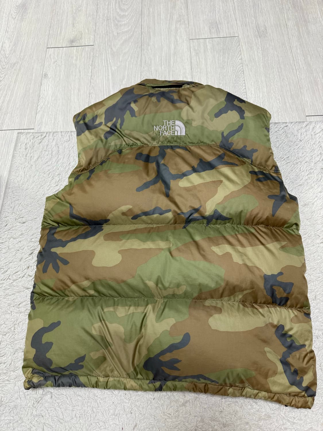 (L)노스페이스 중앙로고 센터로고 패딩 조끼 카모 상품이미지1