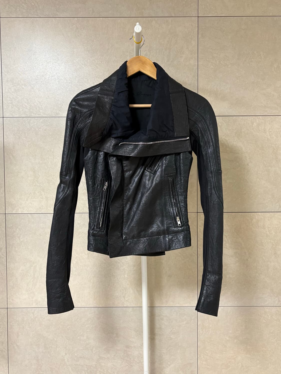 릭오웬스 사선 하이넥 레더자켓 상품이미지1