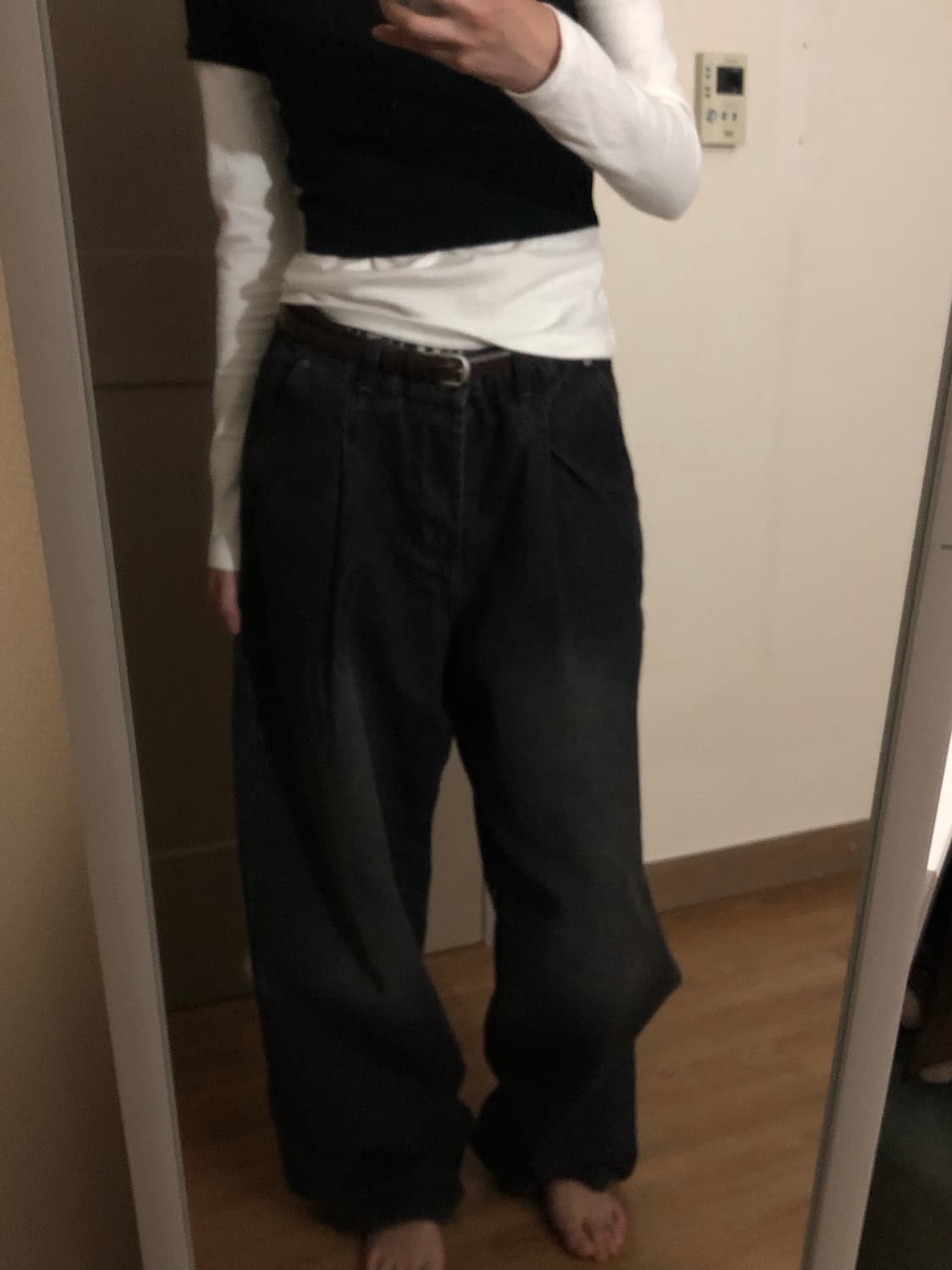 디미트리블랙 워싱 원턱 커브드 데님팬츠 흑청 상품이미지1