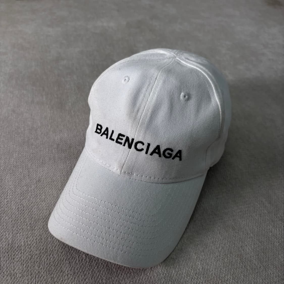 발렌시아가 화이트 자수 볼캡   상품이미지1