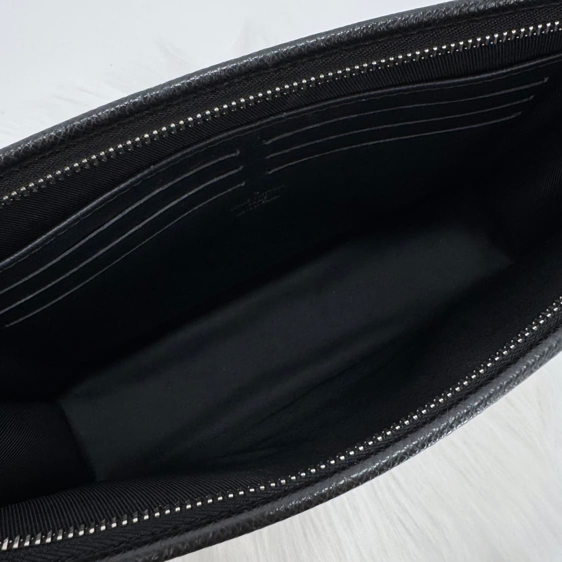 루이비통 LV 타이가 포쉐트 보야주 클러치백 블랙 (M30450) 상품이미지10