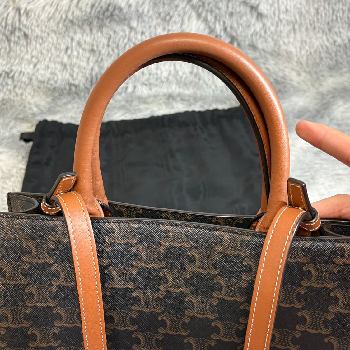 새상품급 셀린느 카바스백 스몰 블랙탄 상품이미지5