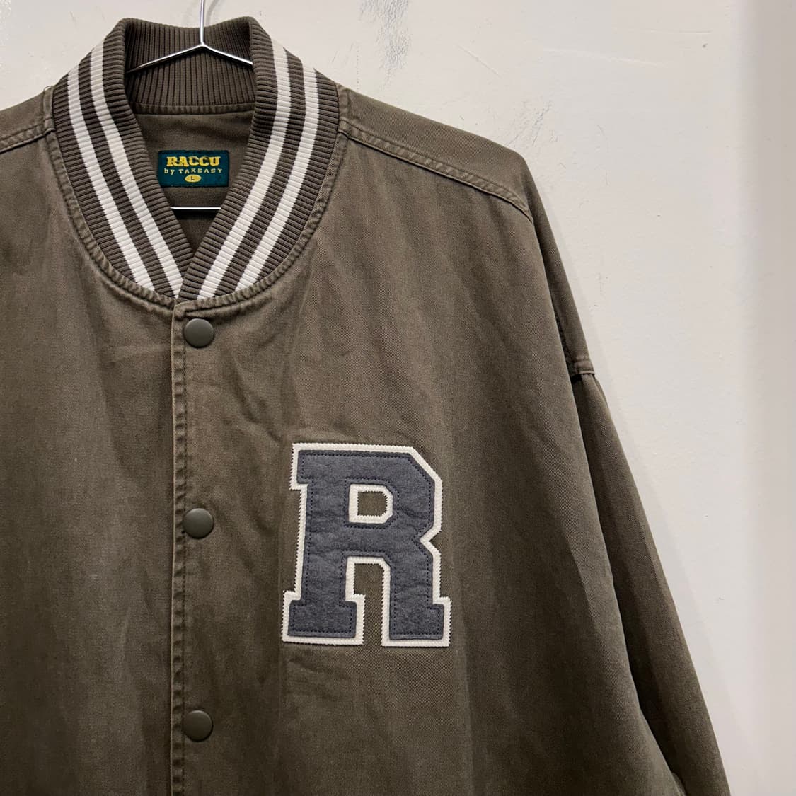 RACCU by TAKEASY 로고 코튼 바시티자켓 상품이미지1