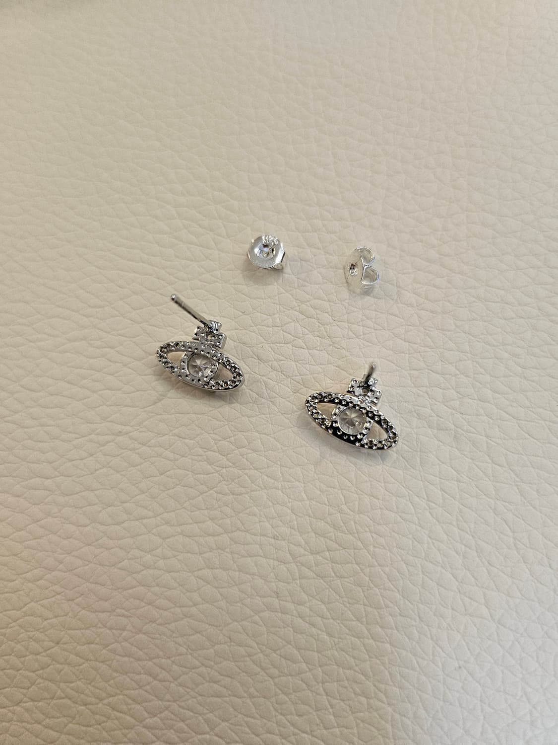 비비안웨스트우드 업사이클링 큐빅 미니 귀걸이 상품이미지3