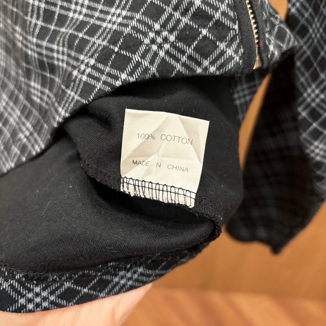 버버리 런던 져지 집업 가디건 그레이 체크 패턴 로고 자수 디테일 블랙 상품이미지9