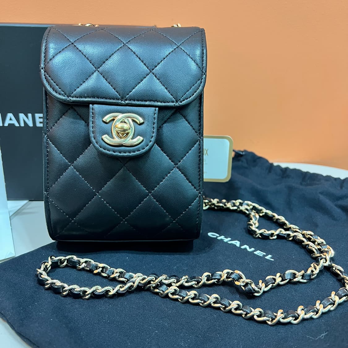 [정품] 샤넬 A81102 램스킨 금장 폰홀더 미니 크로스백 상품이미지2